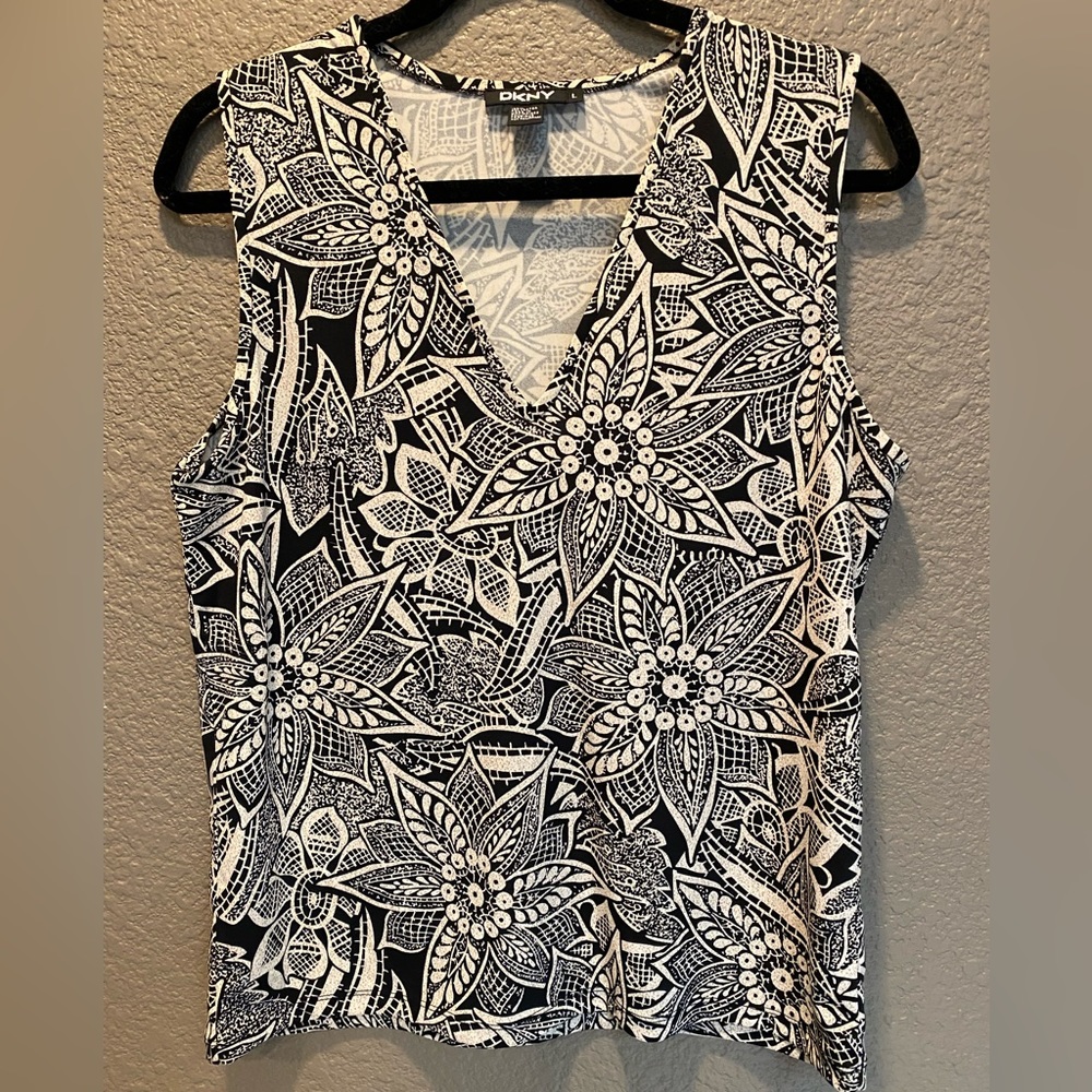 Cute, black and beige DNKY short sleeve top